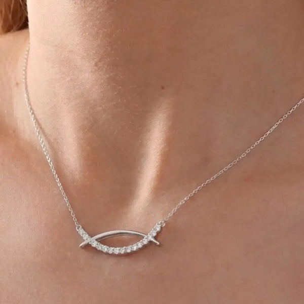 “Elegant Curve Necklace with Cubic Zirconia Detailing”