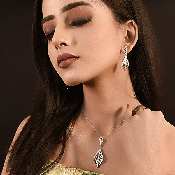 Nature’s Elegance Leaf Jewelry Set – Silver Pendant & Earrings